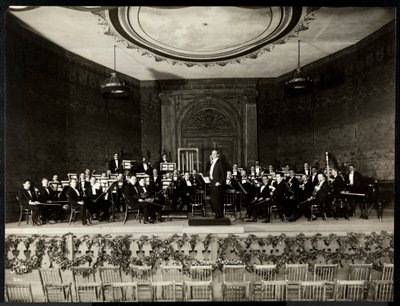 Orchestre complet sur scène, New York, 1911 - Byron Company